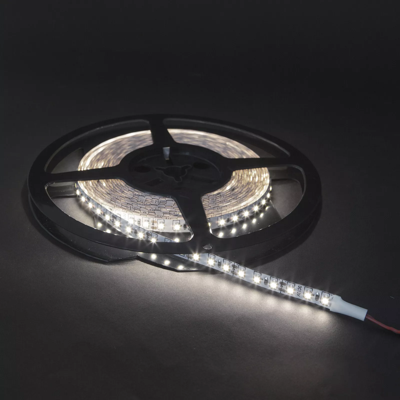Banda LED 12V 5m 120 Leduri 9.6W/m alb rece 6000K IP20 Phenom - imagine 2